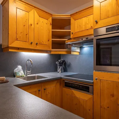 2 Bed With Sunny Balcony - Arc 1950 - Sources De Marie Lägenhet
